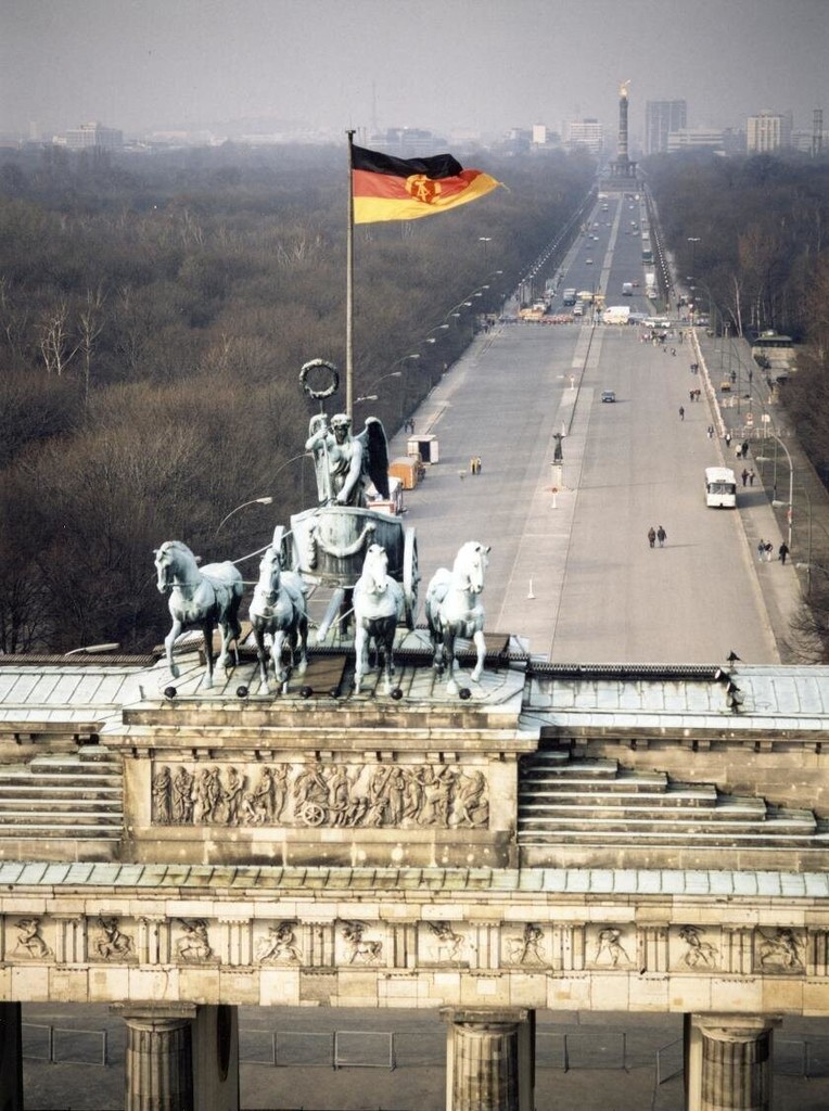 Blick auf die mit der DDR-Fahne geschmückte Quadriga des Brandenburger Tor