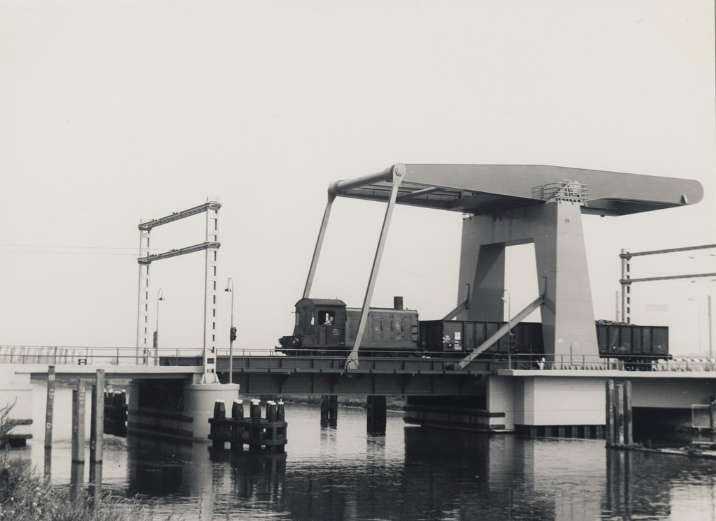 Alkmaar. De nieuwe spoorbrug met daarop een rangeerlocomotief met wagons
