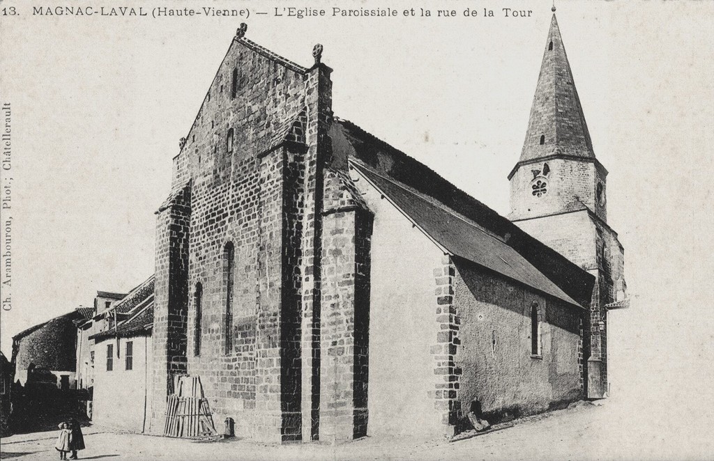 Magnac-Laval. L'église paroissiale et la rue de la Tour