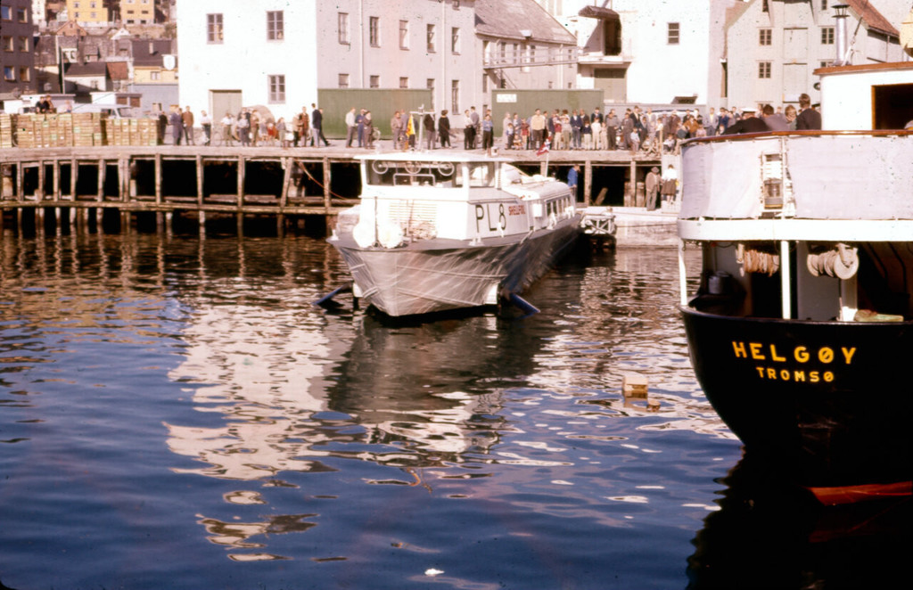 Lokalbåten Helgøy og hydrofoil på havna i Tromsø