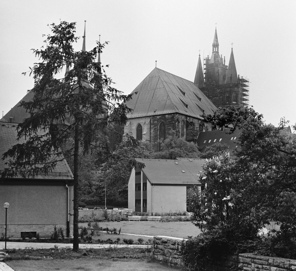 Domstraße 10: Neubau des Katholischen Priesterseminars, links die Severikirche und rechts der Dom