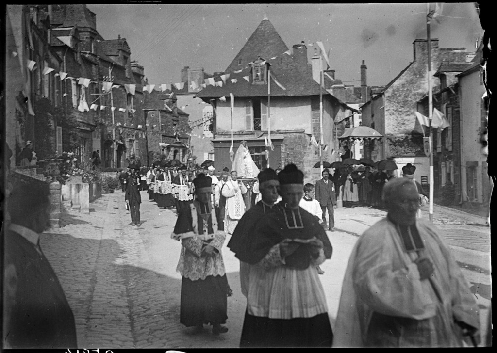 Rochefort-en-Terre's place du Puits during a religious procession
