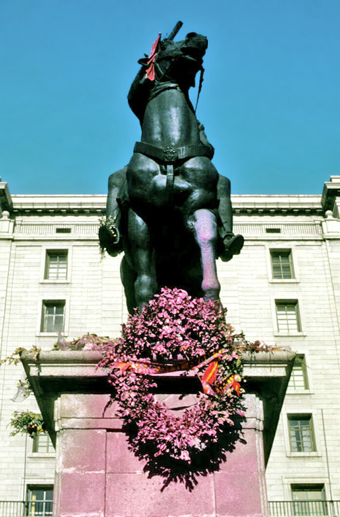 Estatua de Francisco Franco frente a los Nuevos Ministerios