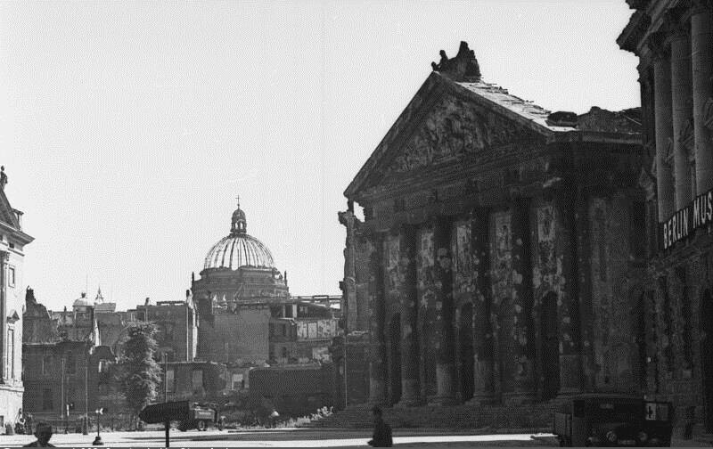 Beschädigte St. Hedwigs-Kathedrale am August Bebelplatz