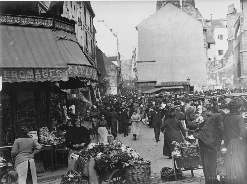 Le marché, rue Mouffetard (à l'angle des rues Broca et de Bazeilles)