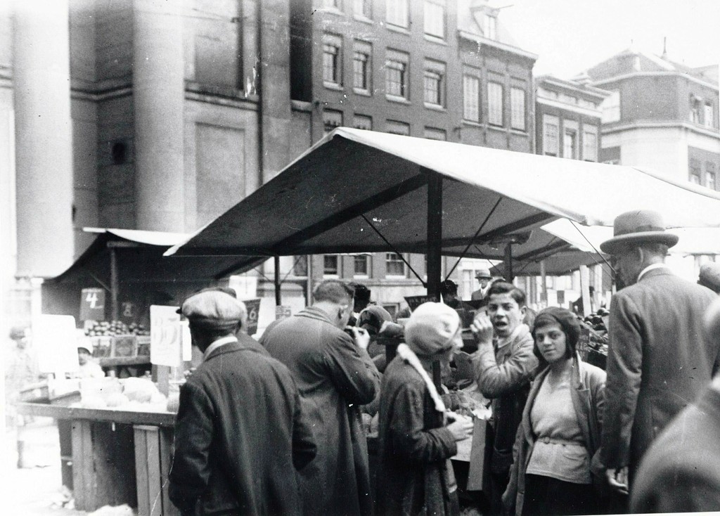 Waterlooplein met markt, links Mozes en Aäronkerk