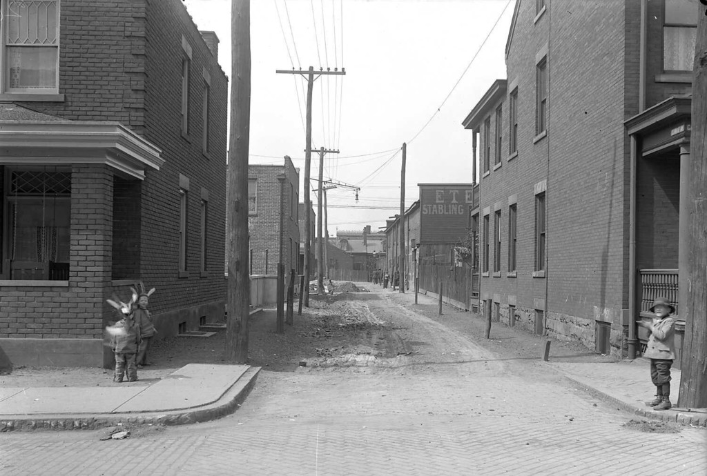 Canoe Alley, looking north from Cabinet Street