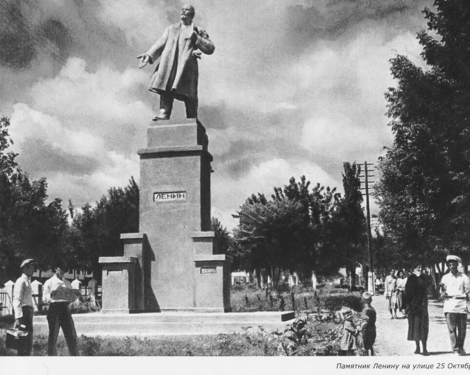 O statuie a lui Lenin în piața centrală