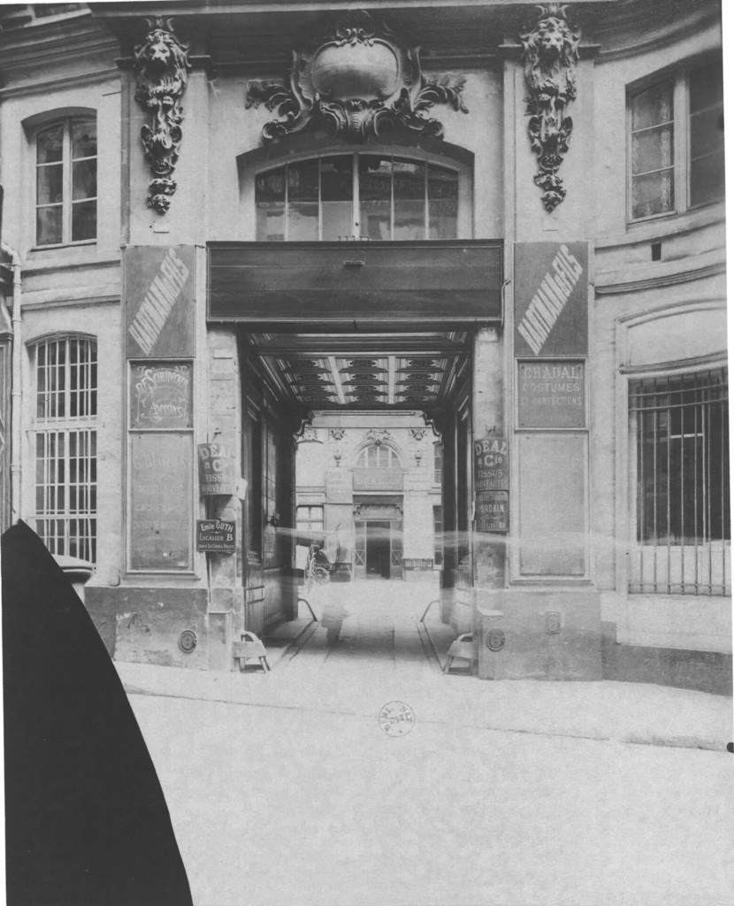 Ancien hôtel de Masson de Meslay - le portail sur la rue du Sentier