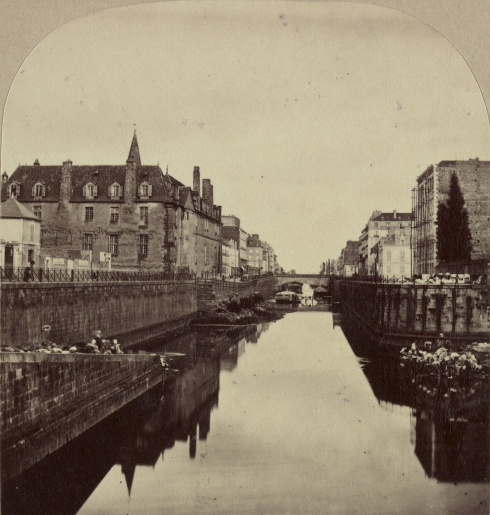 La Vilaine à Rennes, avec l'ancien hôpital Saint-Yves (à gauche)