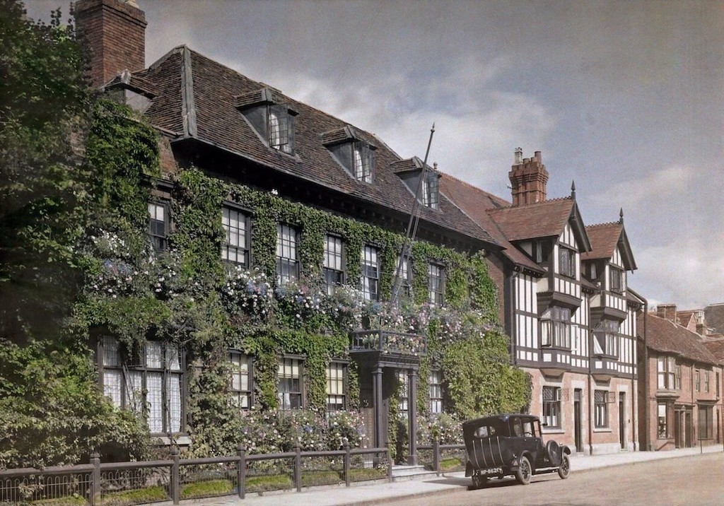 A view of a vine-covered house on a Stratford-upon-Avon street, in Warwickshire