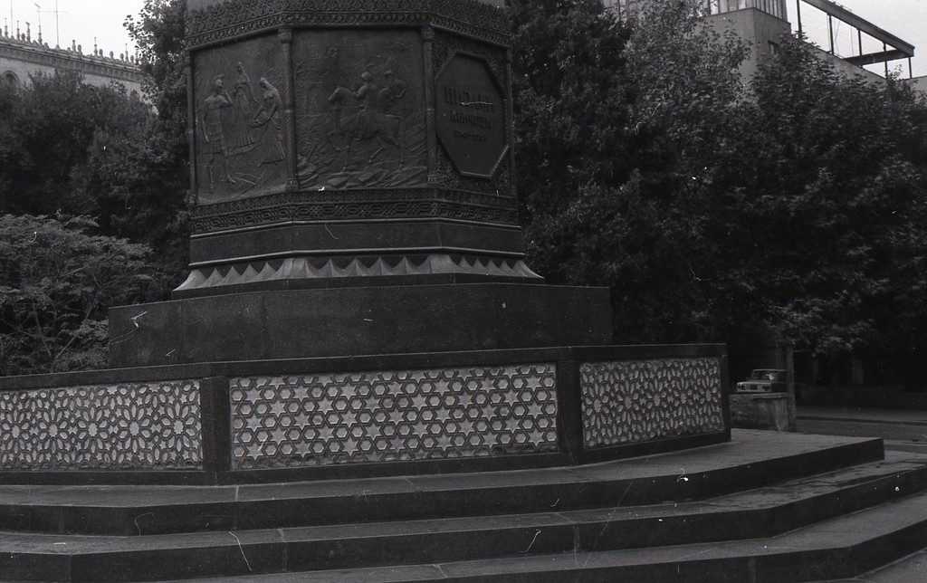 Постамент памятника Низами