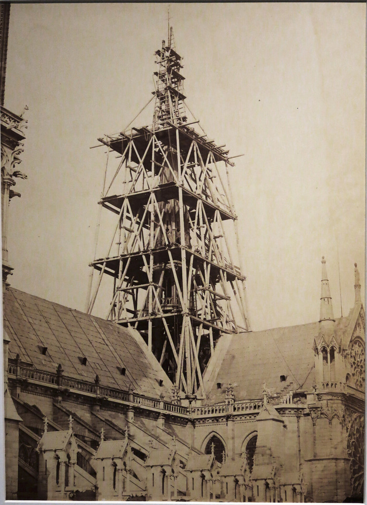 Échafaudages de la construction de la flèche de Notre-Dame de Paris