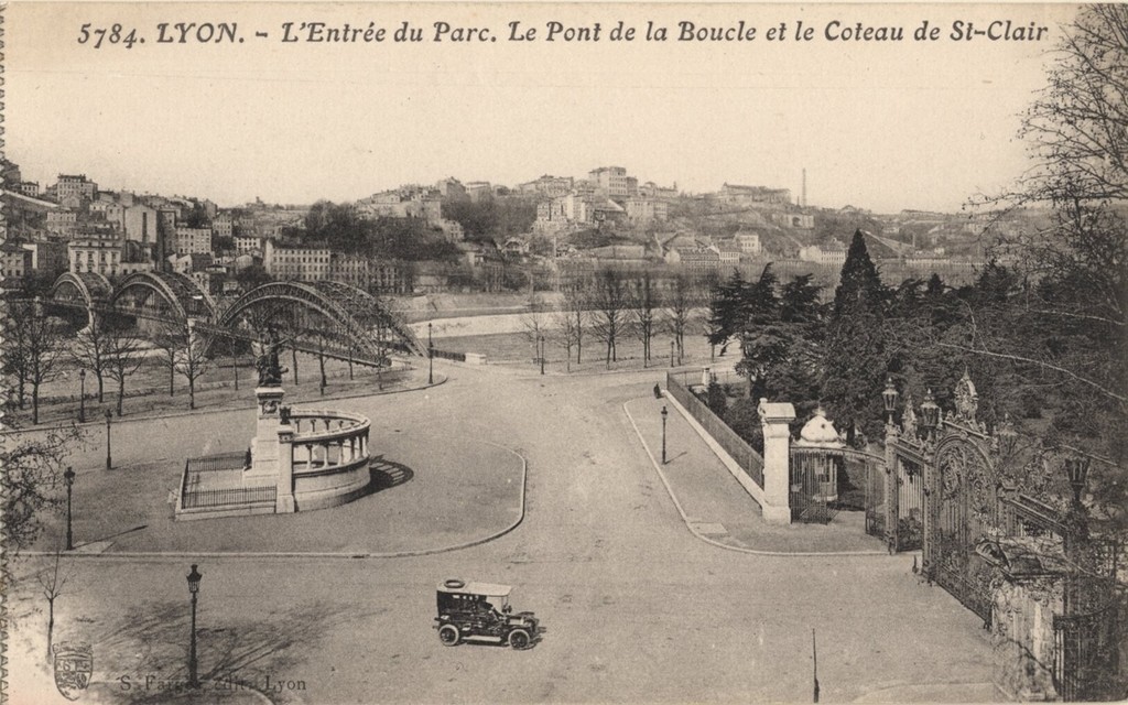 Lyon - L'Entrée du Parc le Pont de la Boucle et le Coteau de Saint-Clair