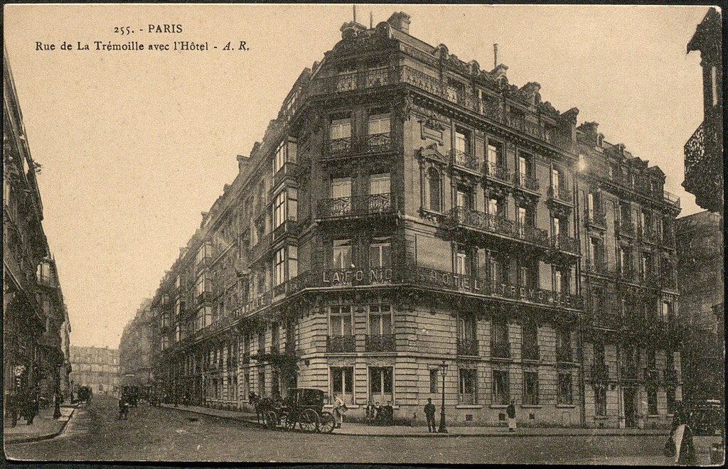 Rue de la Trémoille avec l'Hôtel Trémoille