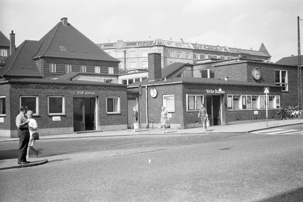 Valby Station. Indgang from Lyshøjgårdsvej