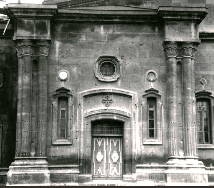 Սուրբ Աստվածածին Մայր Եկեղեցի կամ Սուրբ Յոթ Վերք: Южный портал собора Богородицы