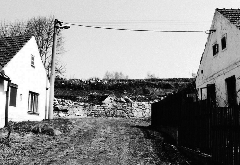 Markvarec, průhled mezi židovskými domky: v pozadí parcela po zbořené synagoze