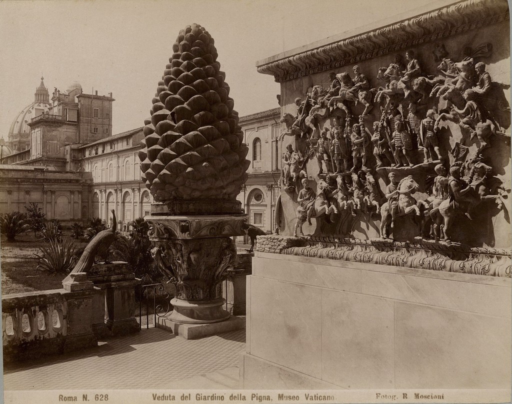Giardino della Pigna. Vaticano, cortile di Pinia - piedistallo dietro il cono