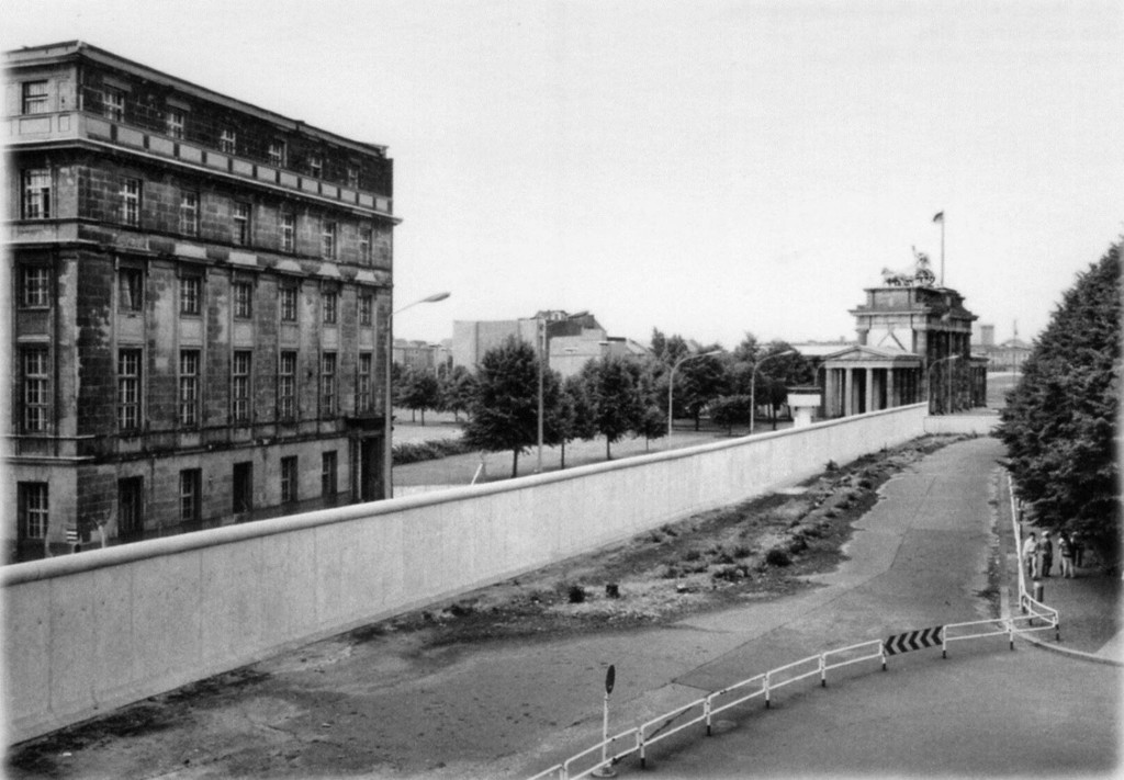 West-Ost Berlin. Mauer in der Ebertstraße am Brandenburger Tor (Blick vom Reichstag)