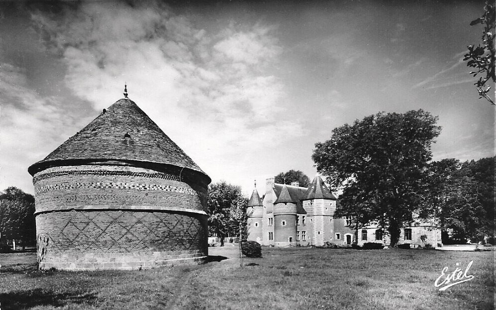 Auberville-la-Manuel. Le Château et le Pigeonnier