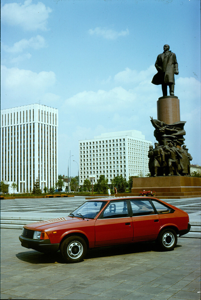 Москвич-2141 у памятника Ленину на Октябрьской площади