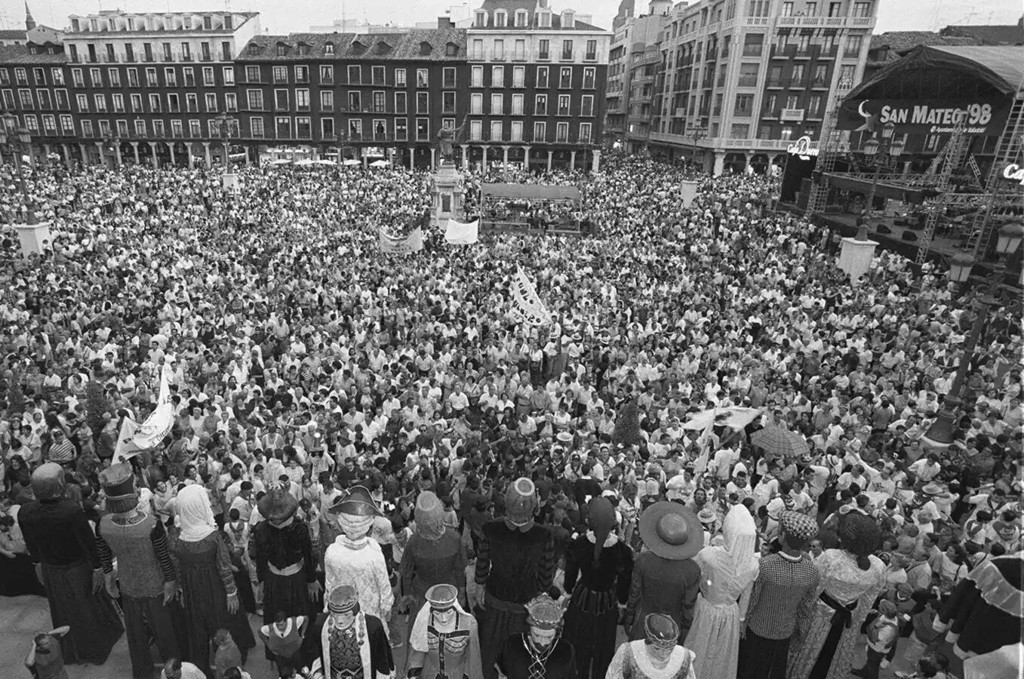 Peñas, peñistas en la Plaza Mayor de Valladolid antes del anuncio