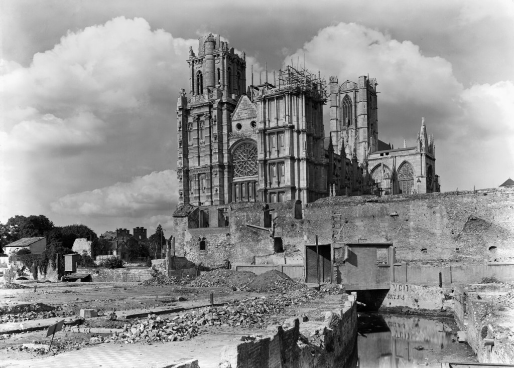 Cathédrale Notre-Dame d'Évreux après les bombardements de juin 1940