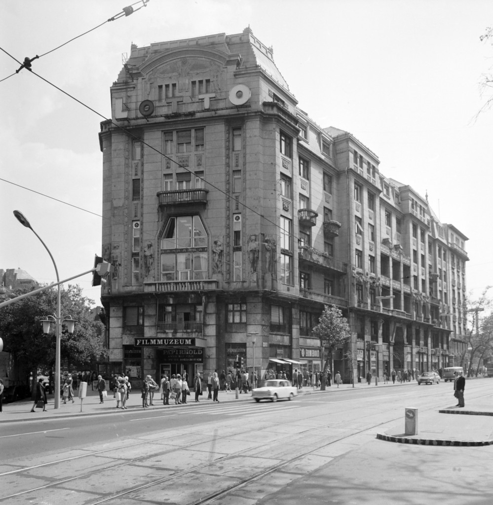 Károly (Tanács) körút, szemben a 3/a épületben a Filmmúzeum. Balra a Dohány utca