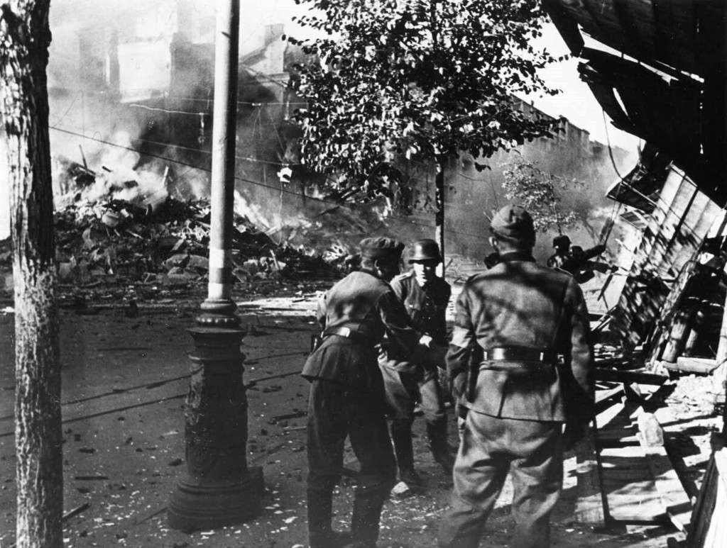 Німецькі солдати гасять пожежі після вибухів