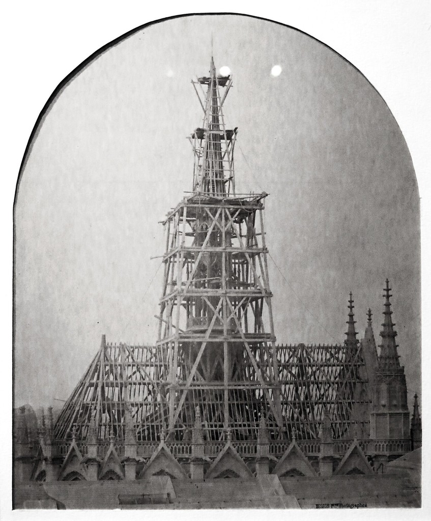 Vue de la charpente de la Sainte-Chapelle lors de la reconstruction de la flèche