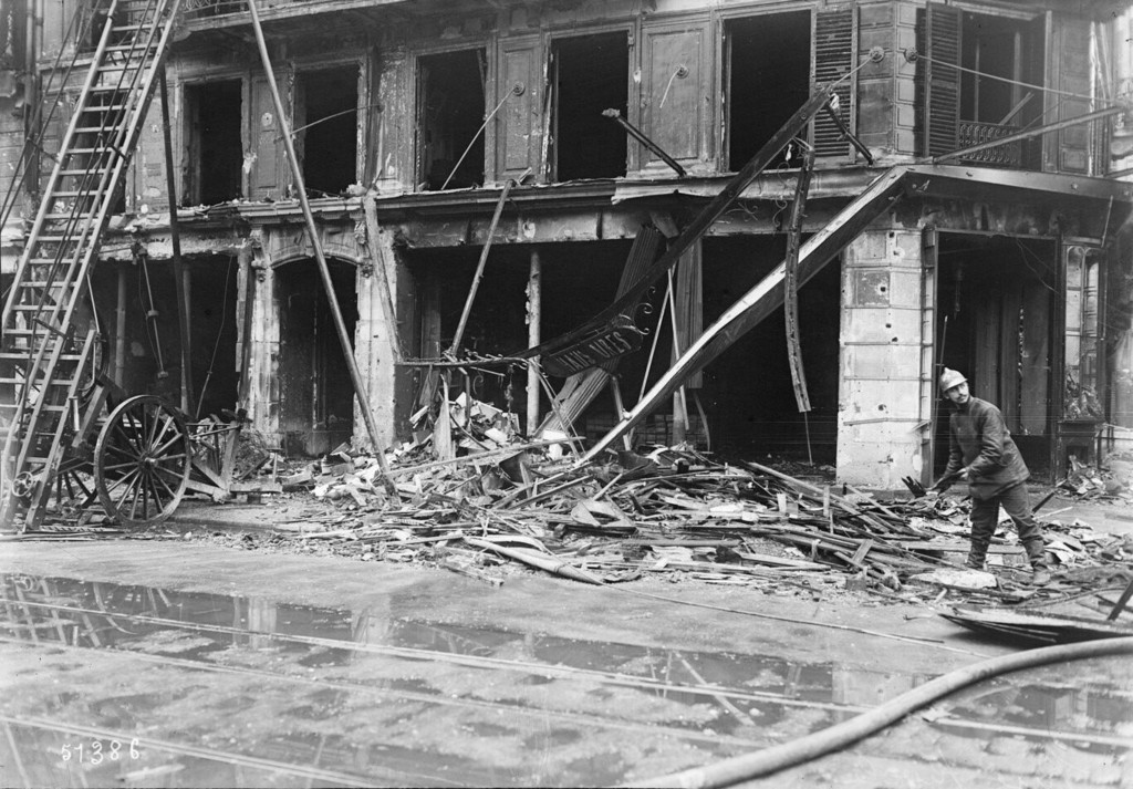 Rue de Rivoli après le bombardement du 12 avril 1918