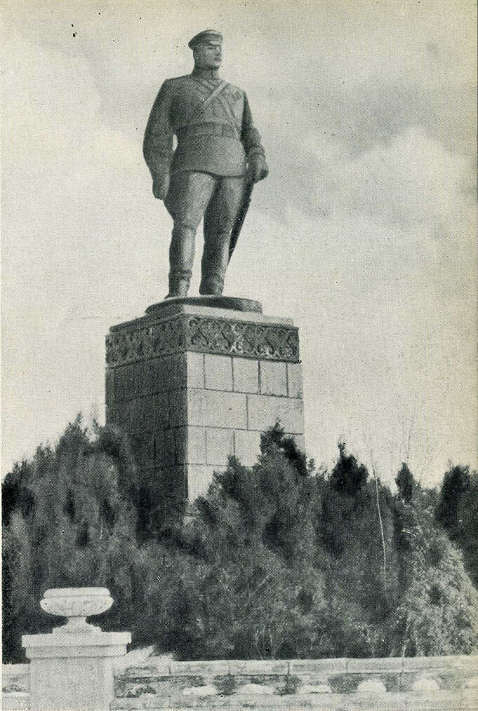 Monument la G.I. Kotovsky pe aleea centrală a parcului victoriei