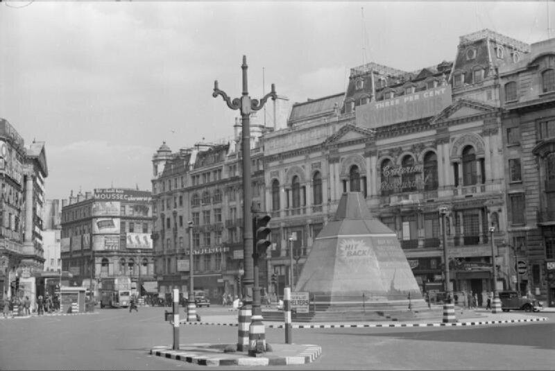 A wide view of Piccadilly Circus,