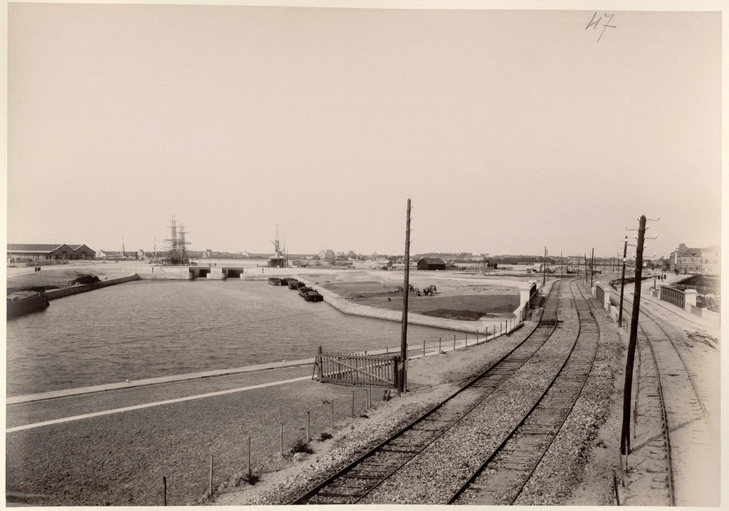 Bassin du port de Calais et voie ferrée