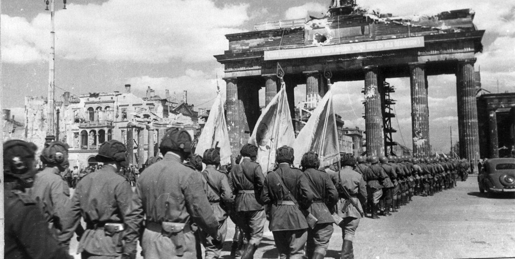 Sowjetische Truppen auf der Parade. Branderburger Tor