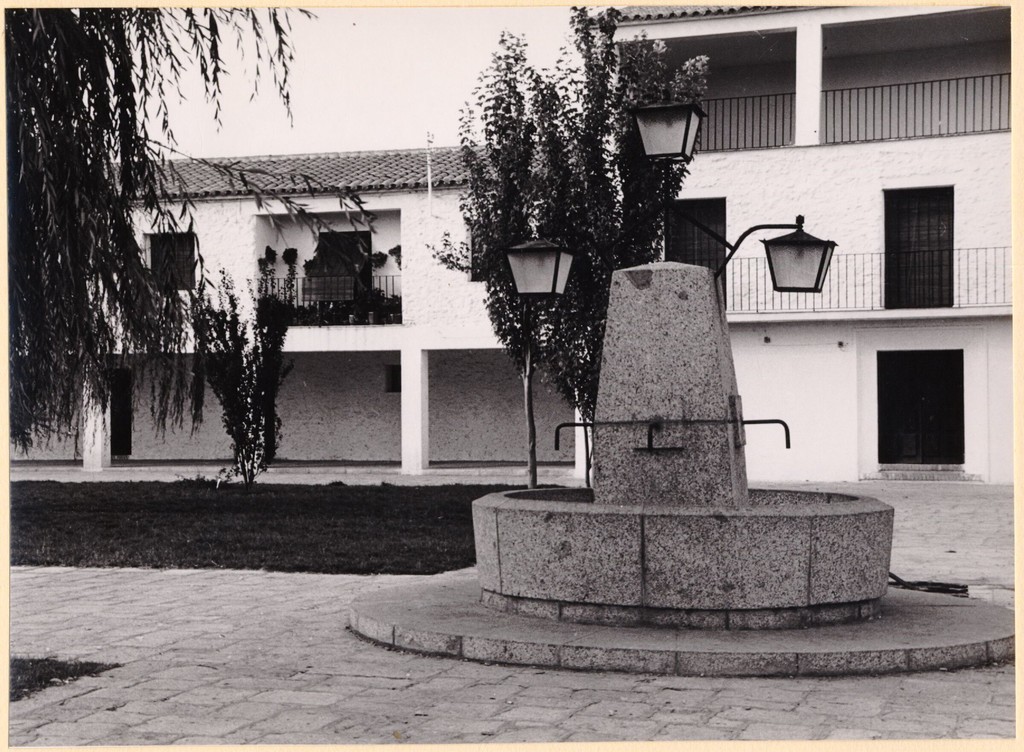 Detalle de la plaza del pueblo de Cinco Casas