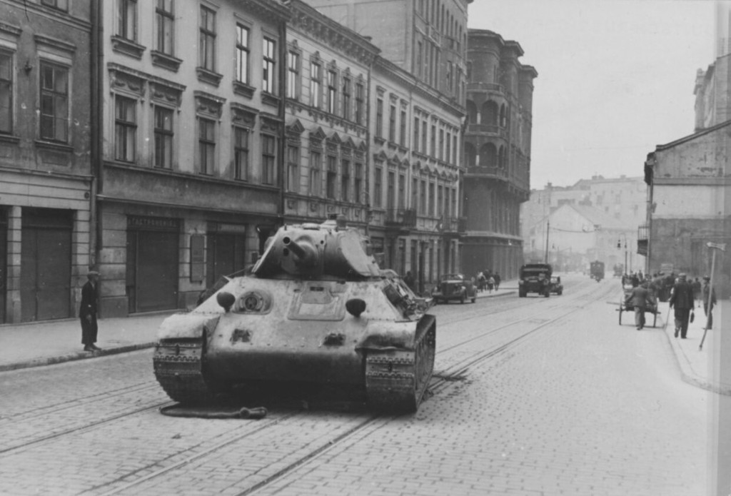 Т-34, кинутий з-за несправності на перетині нинішньої вулиці Городоцької та проспекту Свободи