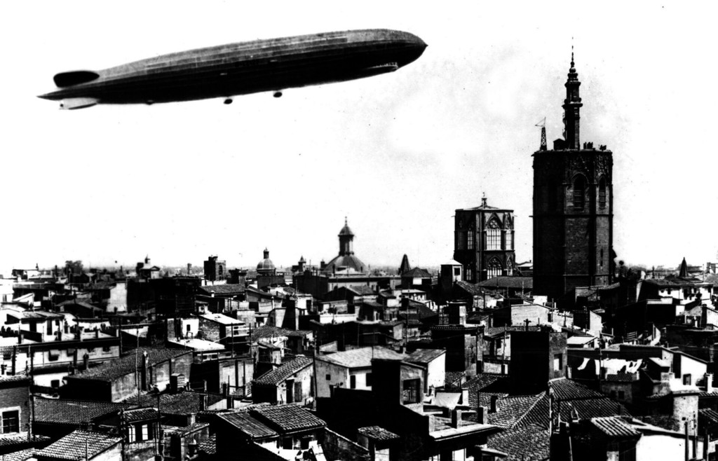 El conde Zeppelin sobrevuela en dirigible la ciudad