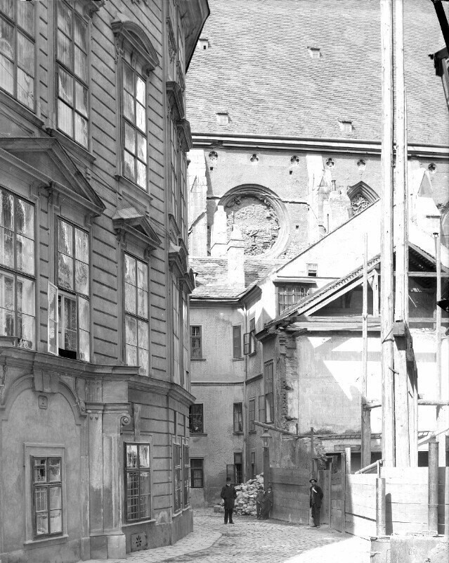 Blick auf die in Abbruch befindlichen Häuser an der südlichen Längsfront der Minoritenkirche