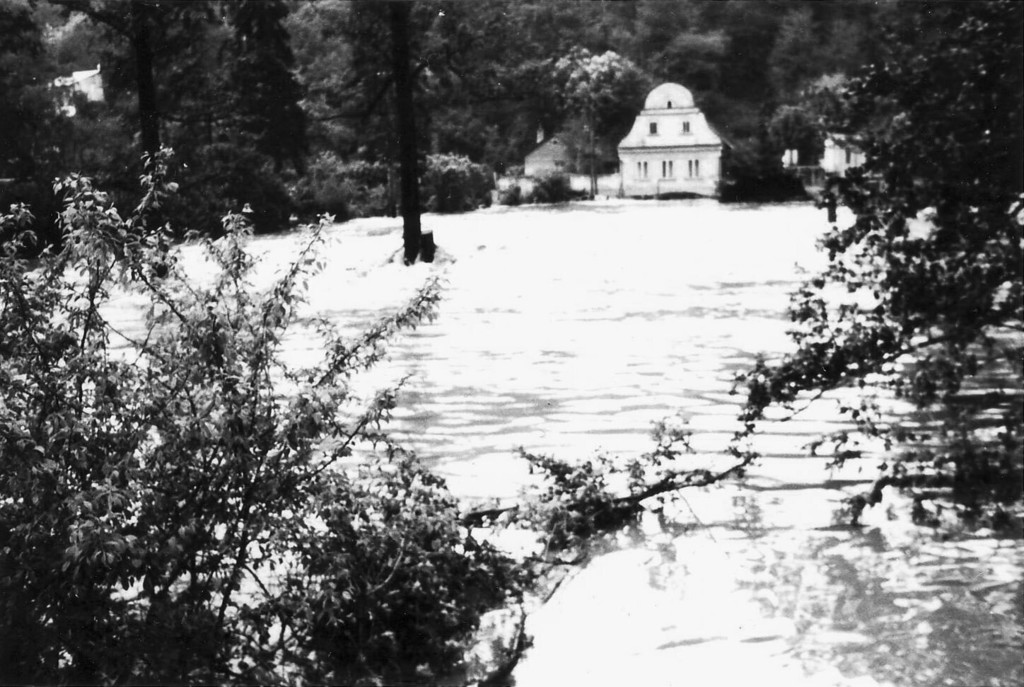 Velké Meziříčí. Po povodni 25.5.1985. Pohled na bývalou katovnu