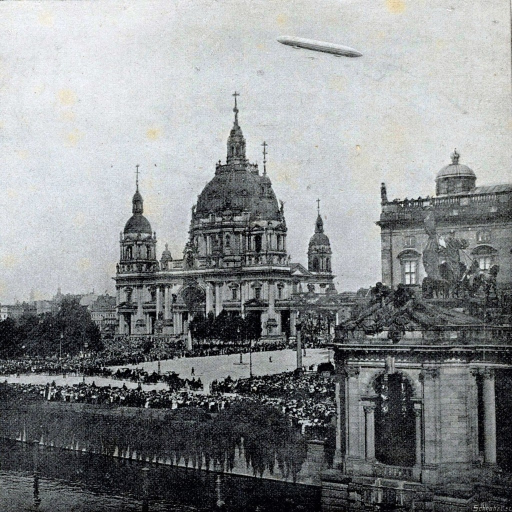 Zeppelin über dem Lustgarten
