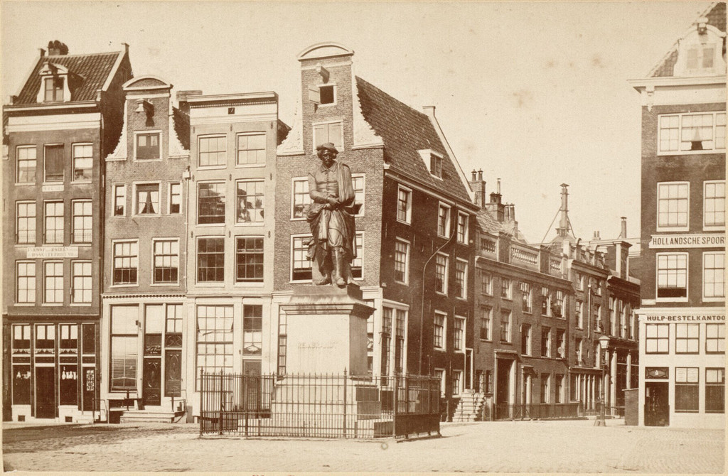 Het standbeeld van Rembrandt op de grens van het voormalige Kaasplein en de Botermarkt
