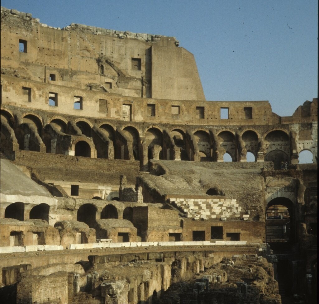 Colosseo. Sopravvivere spettatore ranghi