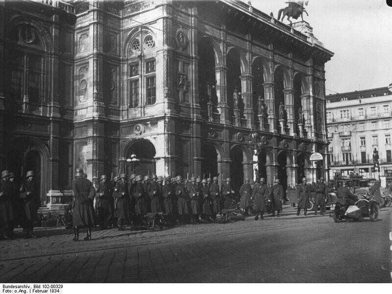 Soldaten des Bundesheeres vor der Staatsoper in Wien