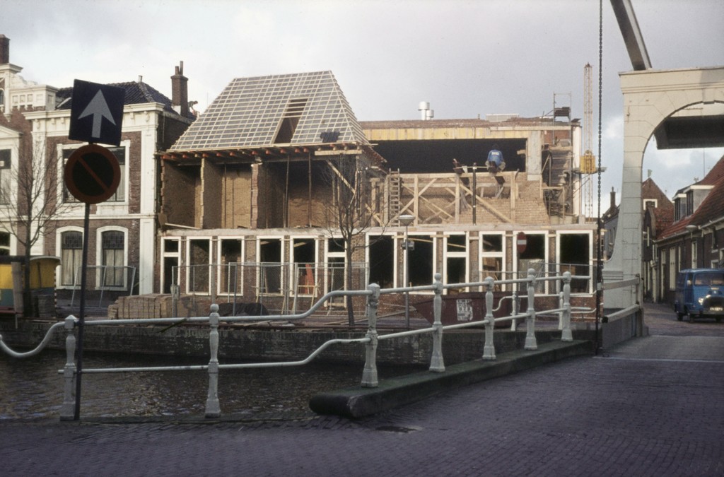 Oudegracht 204-210. Hoekwoning tijdens restauratie, rechts Brillesteegbrug naar Brillesteeg