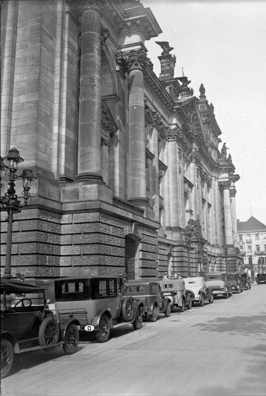 Autos vor dem Reichstag