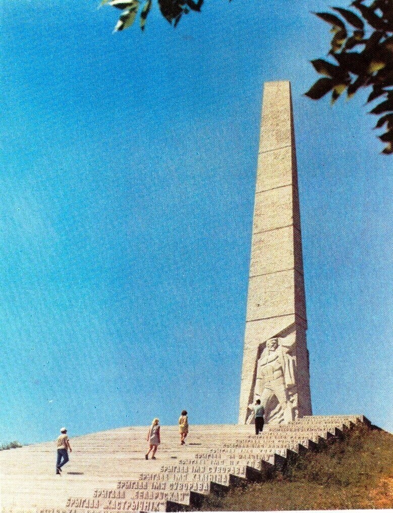 Монумент партизанам, партизанкам земли нарочанской
