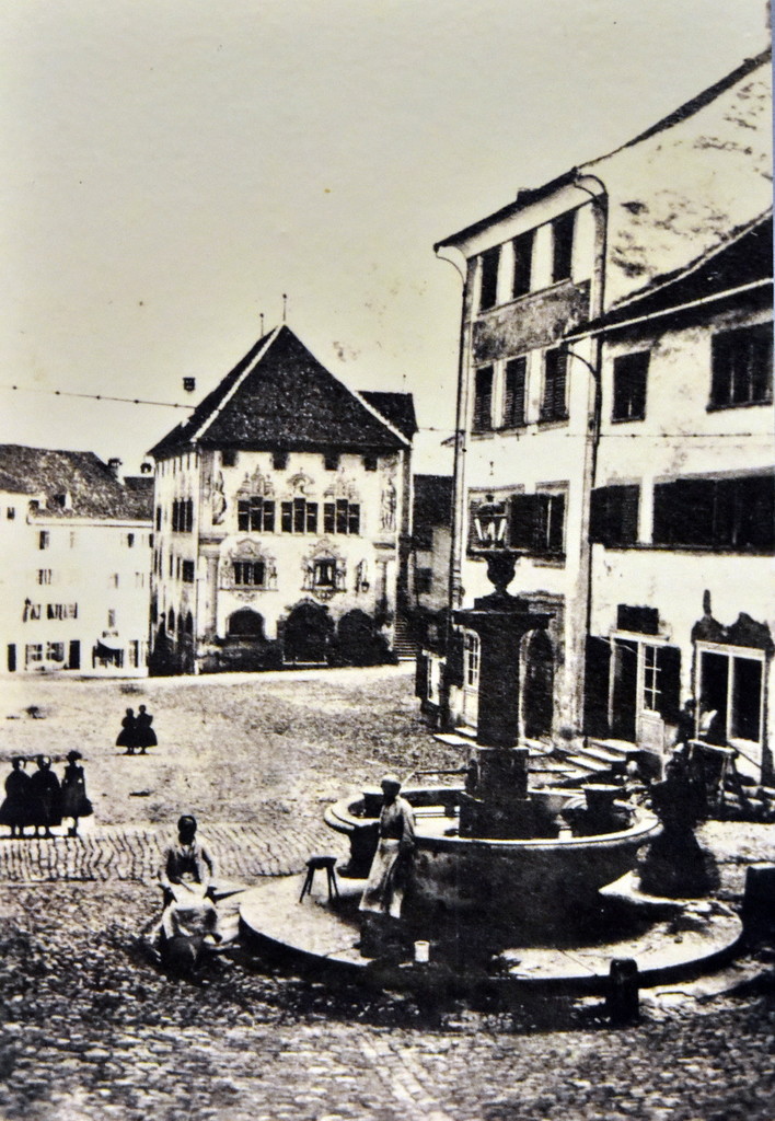 Rapperswil. Hauptplatz, Brunnen und Rathaus: älteste bekannte Fotografie von Rapperswil