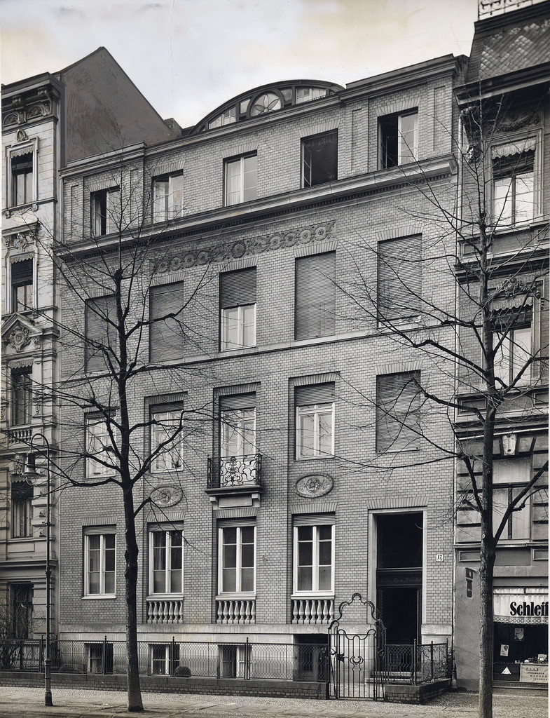 Martin-Luther-Straße 2-4 (historisch: Lutherstraße 17)